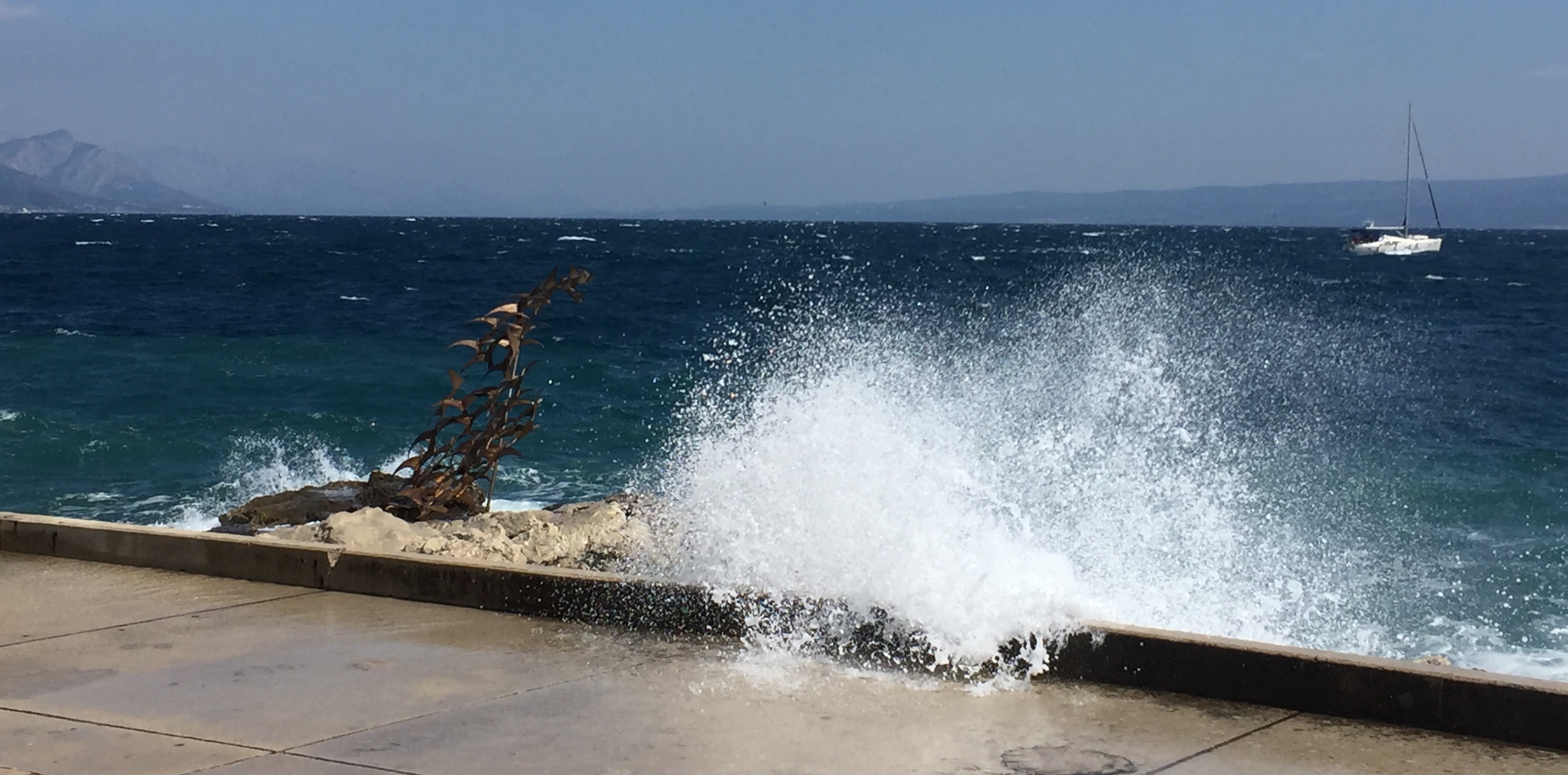 Viel Seegang am Hafen von Split